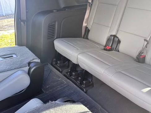 Used 2023 Chevrolet Suburban Z71 w/ Luxury Package AWD/4WD image 9