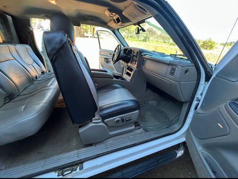 Used 2005 GMC Sierra 2500 SLT w/ Skid Plate Package image 5