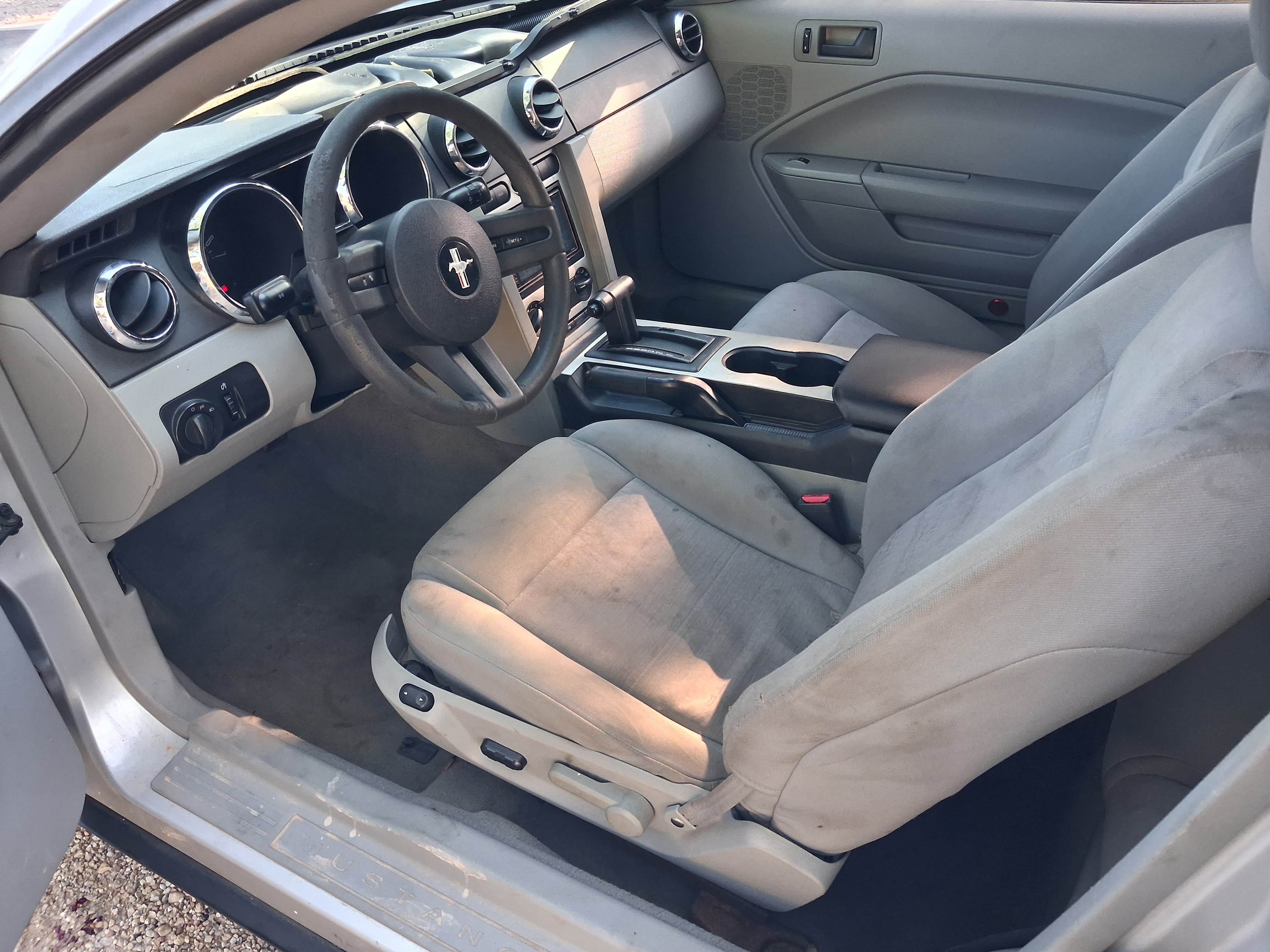 Used 2005 Ford Mustang Premium RWD image 2