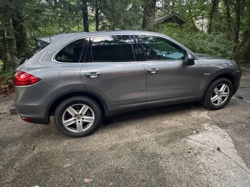 Used 2014 Porsche Cayenne Diesel w/ Comfort Plus Package AWD/4WD image 2