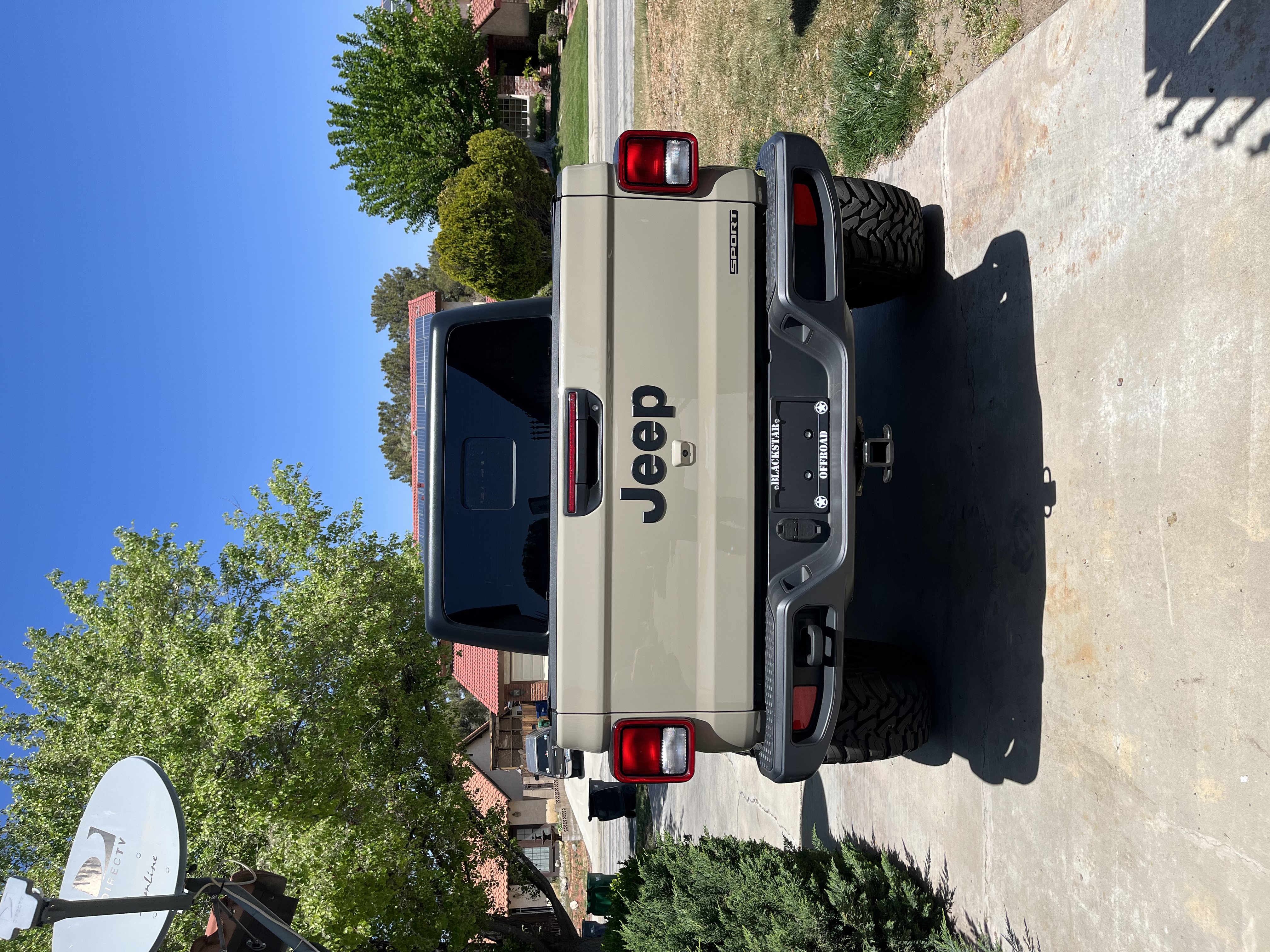 Used 2020 Jeep Gladiator Sport w/ Quick Order Package 24S AWD/4WD image 2