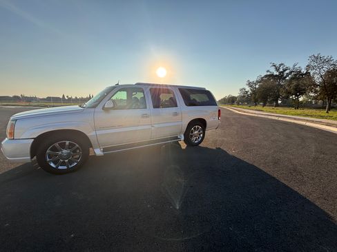 Used 2005 Cadillac Escalade ESV Platinum image 2