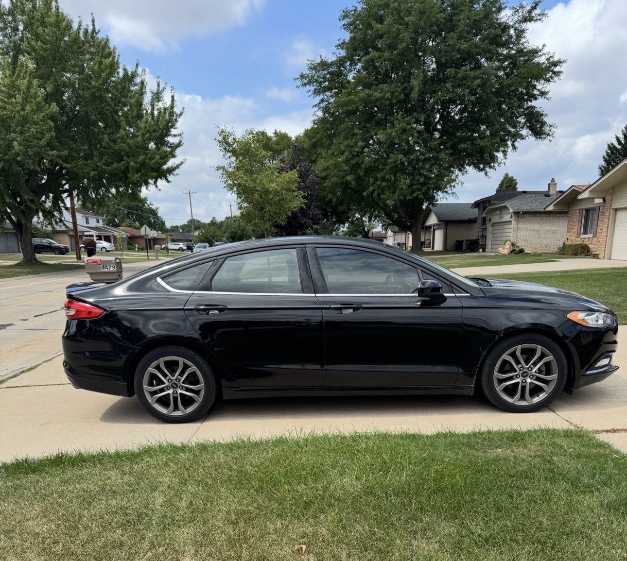 Used 2017 Ford Fusion SE w/ Equipment Group 201A FWD image 2