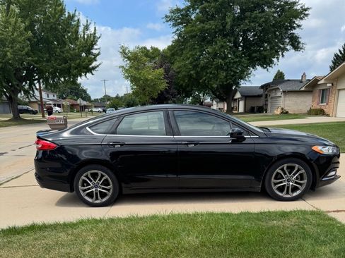 Used 2017 Ford Fusion SE w/ Equipment Group 201A FWD image 2