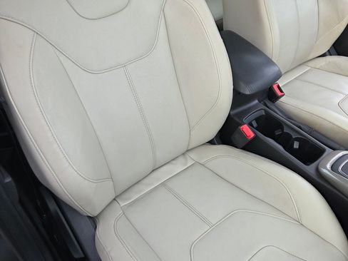 Used 2017 Ford Focus Titanium image 6