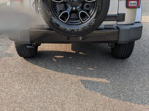 Used 2018 Jeep Wrangler Sahara AWD/4WD image 5