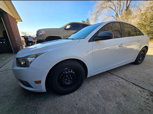 Used 2014 Chevrolet Cruze LS image 2