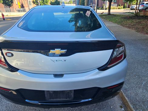 Used 2017 Chevrolet Volt LT w/ Comfort Package image 5