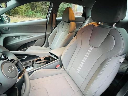 Used 2025 Hyundai Elantra SE image 12