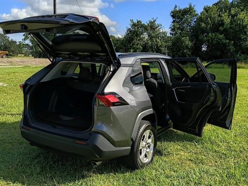 Used 2021 Toyota RAV4 XLE FWD image 12