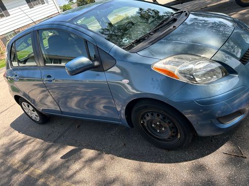 Used 2010 Toyota Yaris 4-Door Hatchback FWD image 8