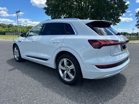 Used 2019 Audi e-tron Premium Plus image 4