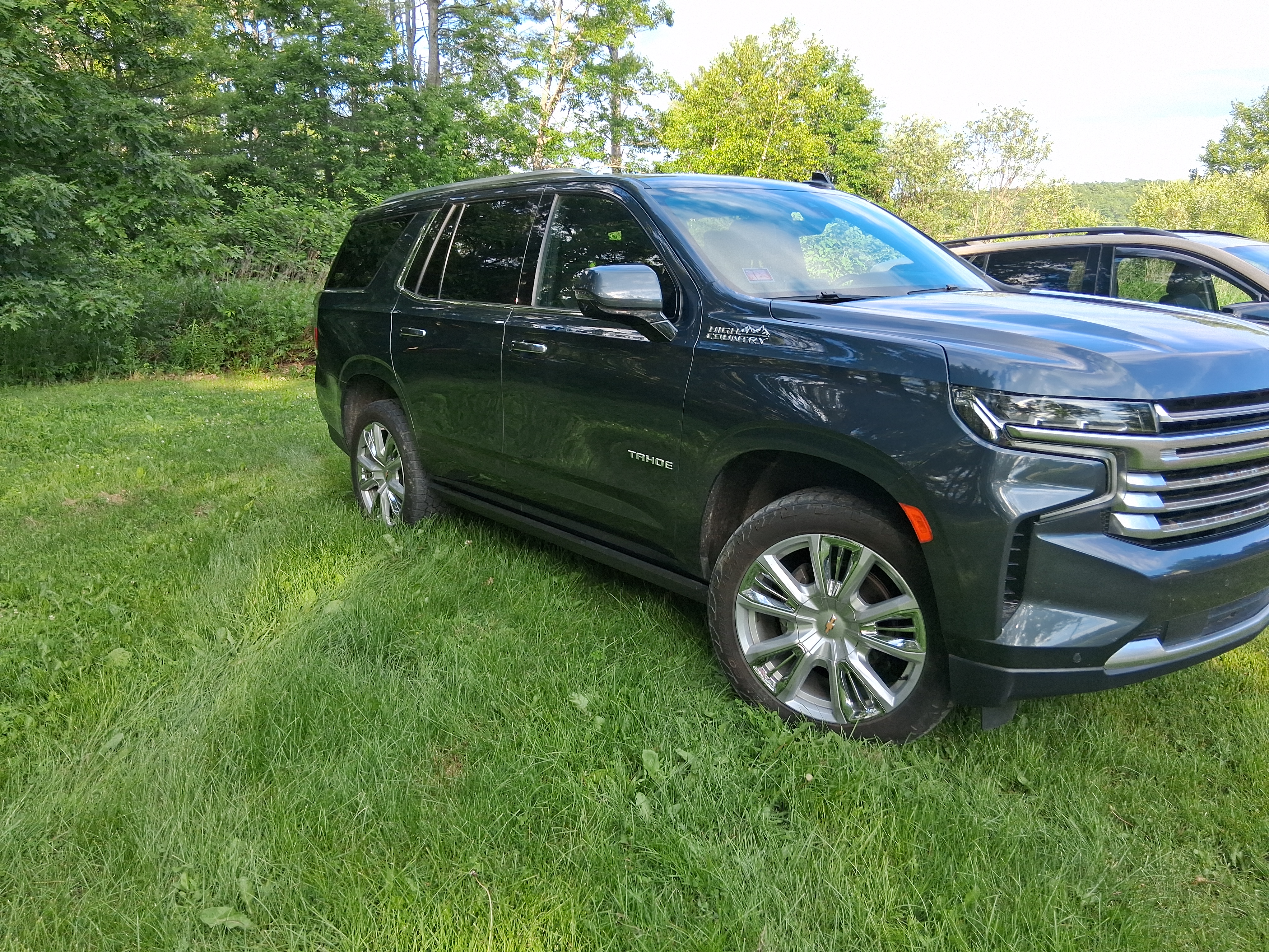 Used 2021 Chevrolet Tahoe High Country w/ Premium Package RWD image 1