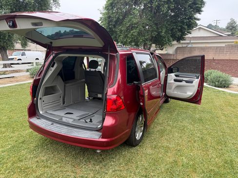 Used 2014 Volkswagen Routan SE image 8