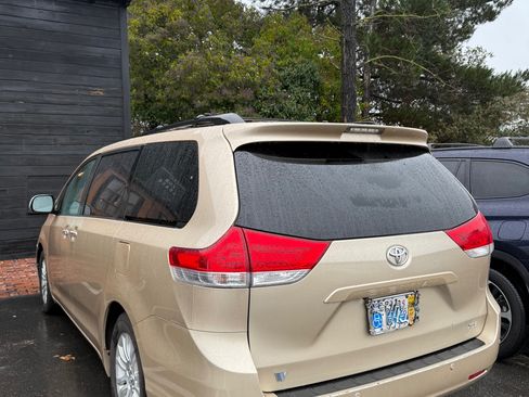 Used 2011 Toyota Sienna XLE image 4