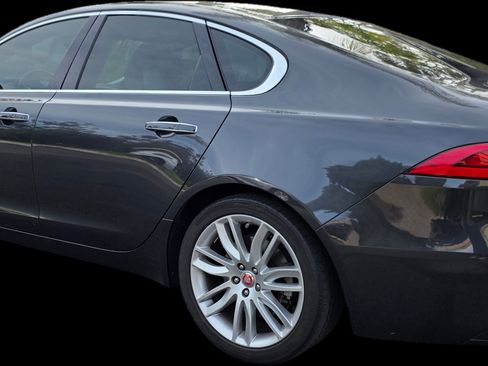 Used 2022 Jaguar XF SE image 4