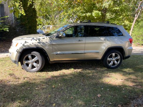 Used 2011 Jeep Grand Cherokee Limited image 1
