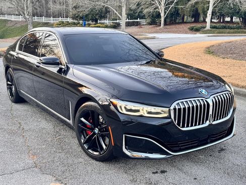 Used 2022 BMW 750i xDrive w/ Luxury Rear Seating Package image 4