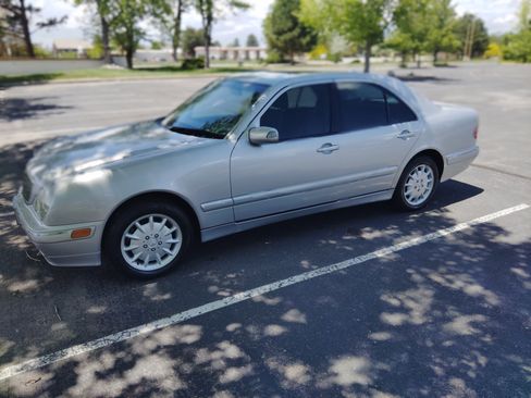 Used 2001 Mercedes-Benz E 320 4MATIC Sedan image 19