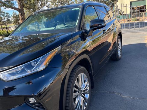 Used 2024 Toyota Highlander Platinum image 2