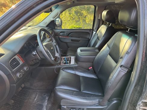 Used 2014 Chevrolet Suburban LTZ image 9