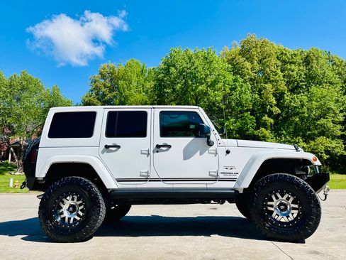Used 2016 Jeep Wrangler Unlimited Sahara w/ Max Tow Package AWD/4WD image 1