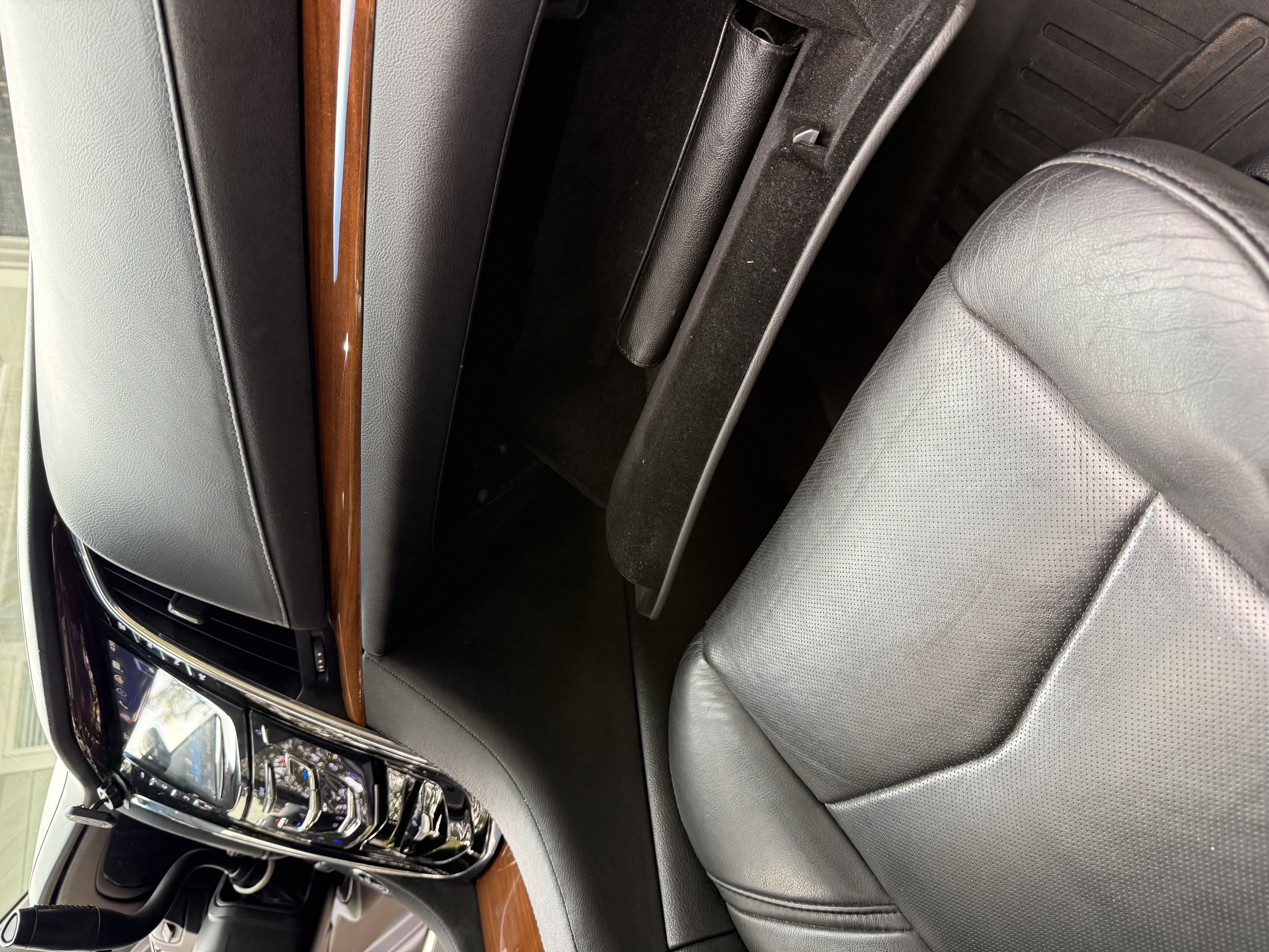 Used 2017 Cadillac Escalade ESV Luxury AWD/4WD image 12
