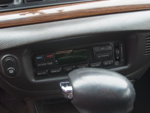 Used 2004 Ford Crown Victoria LX image 23