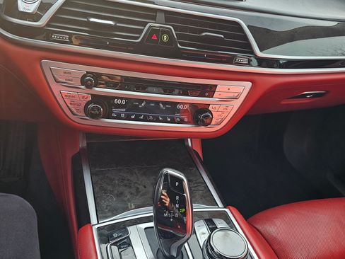 Used 2018 BMW 750i image 9