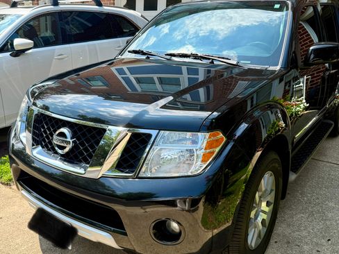 Used 2011 Nissan Pathfinder LE w/ Navigation Pkg AWD/4WD image 4