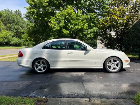 Used 2009 Mercedes-Benz E 350 Sedan image 2