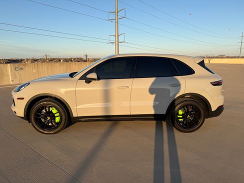 Used 2021 Porsche Cayenne Sport Utility 4D image 2