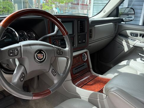 Used 2005 Cadillac Escalade AWD image 16