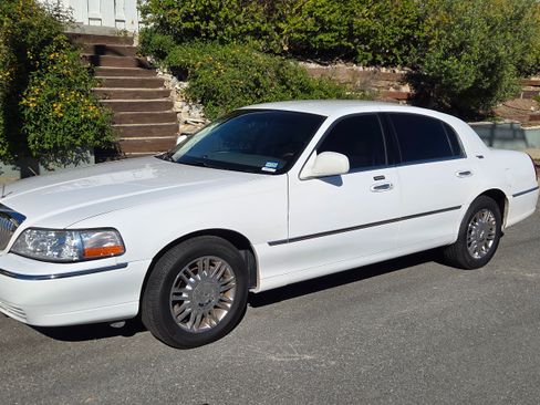 Used 2008 Lincoln Town Car Signature Limited image 1