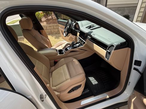 Used 2022 Porsche Cayenne Coupe image 13