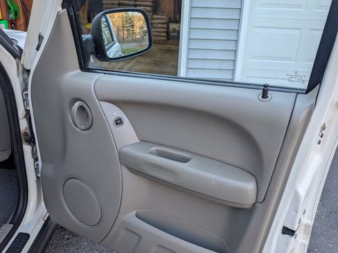 Used 2007 Jeep Liberty Sport image 17