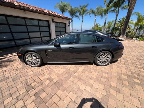 Used 2018 Porsche Panamera 4 image 2