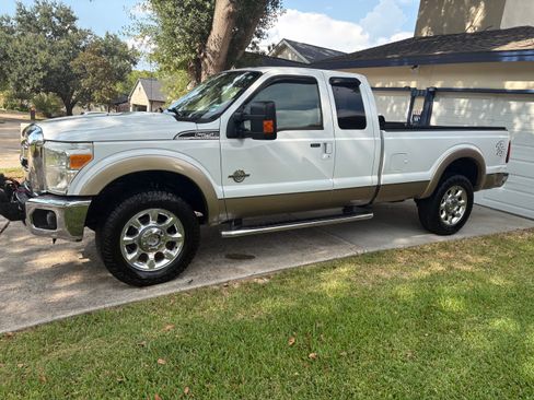 Used 2011 Ford F250 Lariat w/ Lariat Interior Pkg AWD/4WD image 4