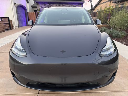 Used 2022 Tesla Model Y Long Range image 17
