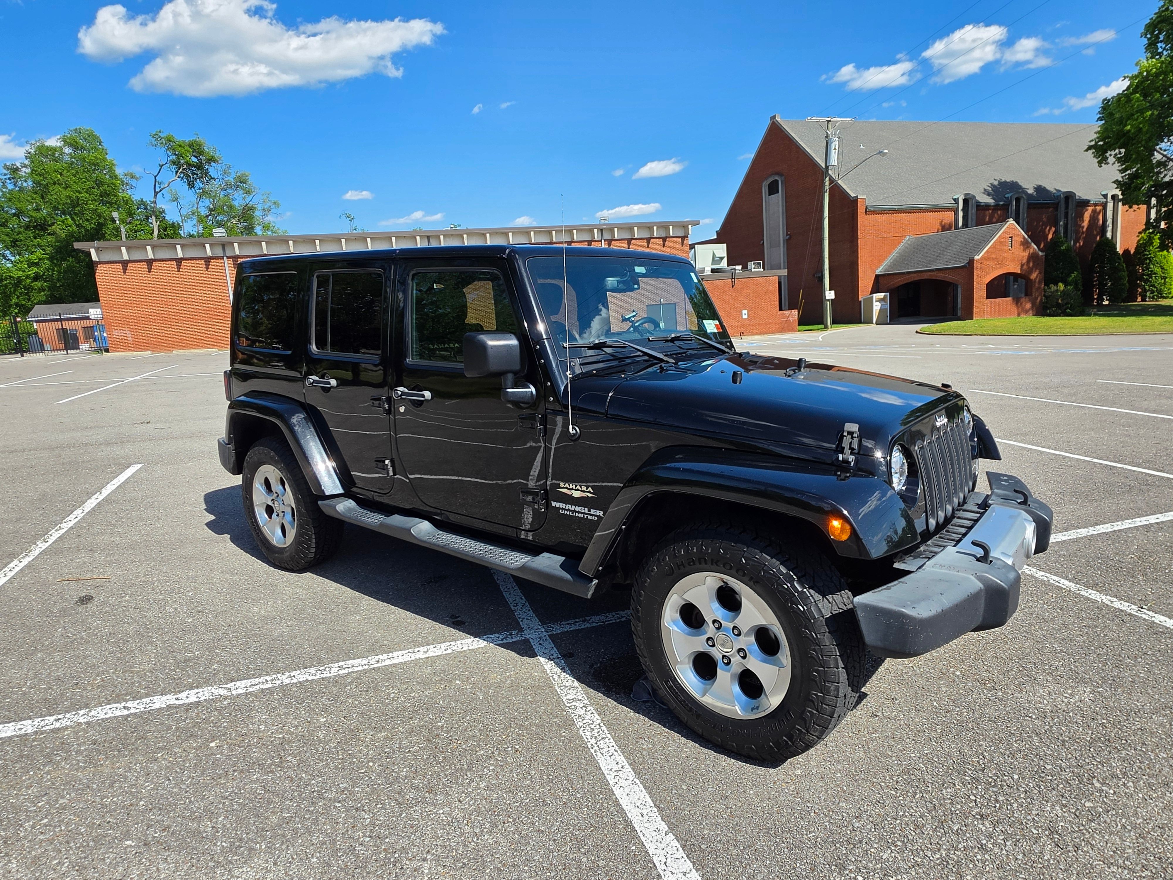 Used 2015 Jeep Wrangler Unlimited Sahara w/ Connectivity Group AWD/4WD image 9