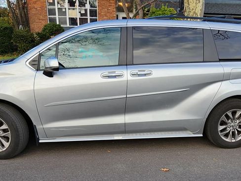 Used 2023 Toyota Sienna XLE image 8