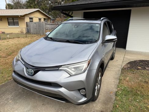 Used 2017 Toyota RAV4 Limited image 2