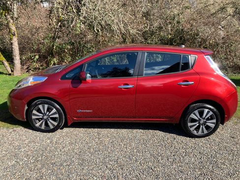 Used 2015 Nissan Leaf SV w/ LED & Quick Charge Package image 1