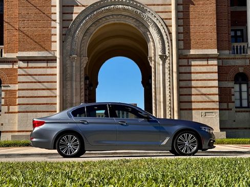 Used 2018 BMW 530i w/ Premium Package image 2