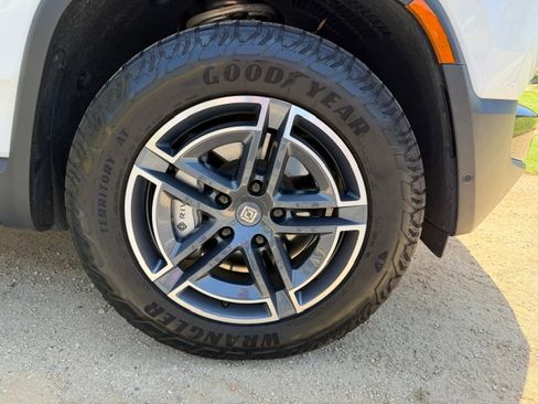 Used 2025 Rivian R1S Adventure AWD/4WD image 10