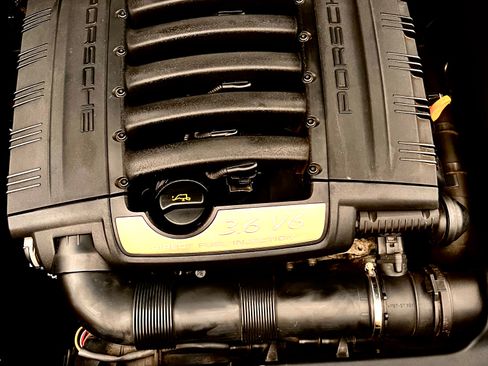 Used 2010 Porsche Cayenne Sport Utility 4D image 17