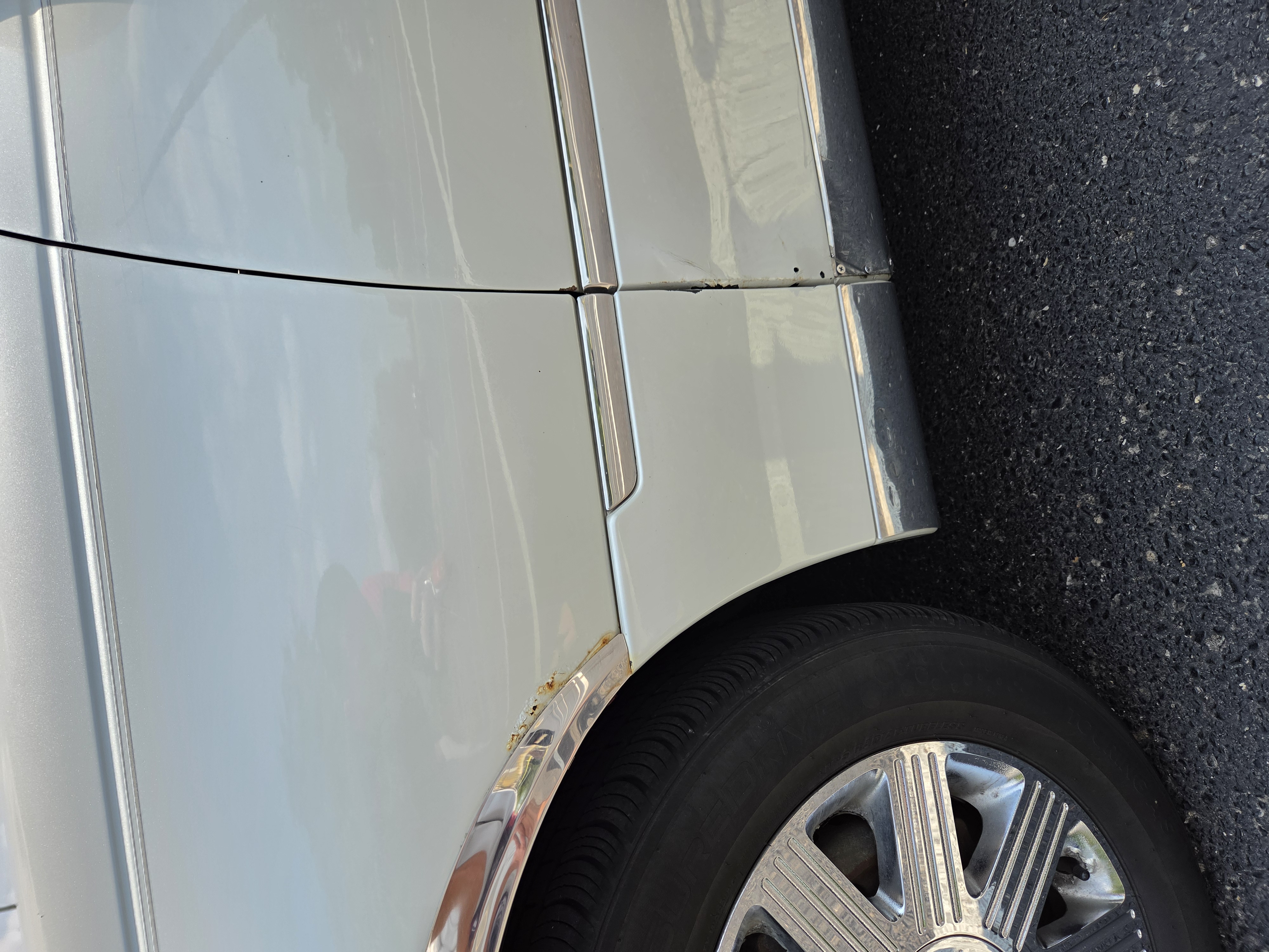 Used 2005 Lincoln Town Car Signature Limited RWD image 12