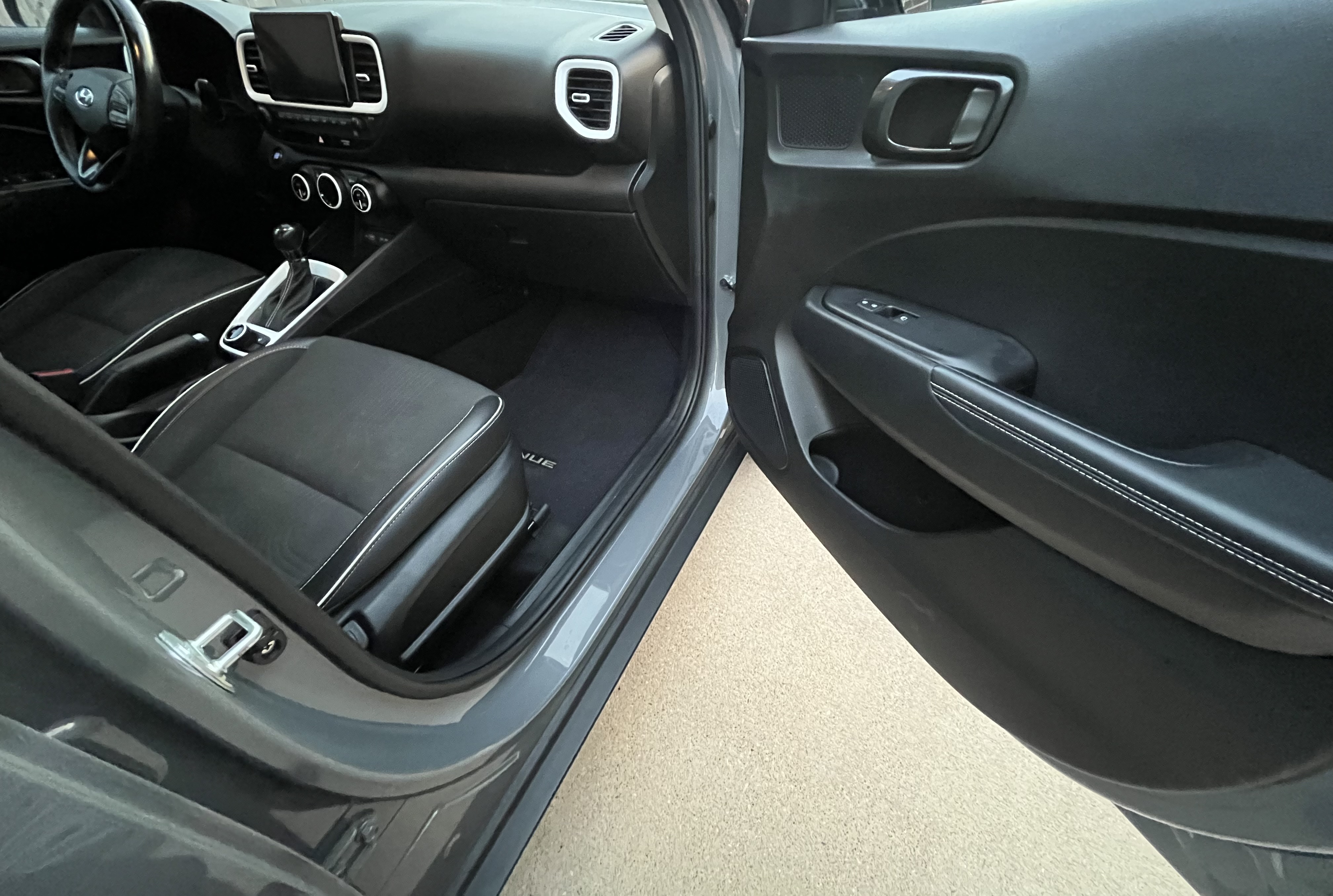 Used 2022 Hyundai Venue Limited FWD image 12