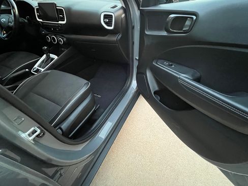 Used 2022 Hyundai Venue Limited FWD image 12