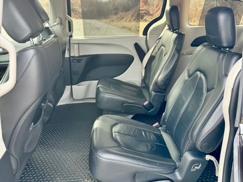 Used 2017 Chrysler Pacifica Touring-L image 10